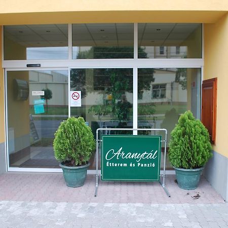 Aranytal Panzio Bed & Breakfast Komárom Dış mekan fotoğraf